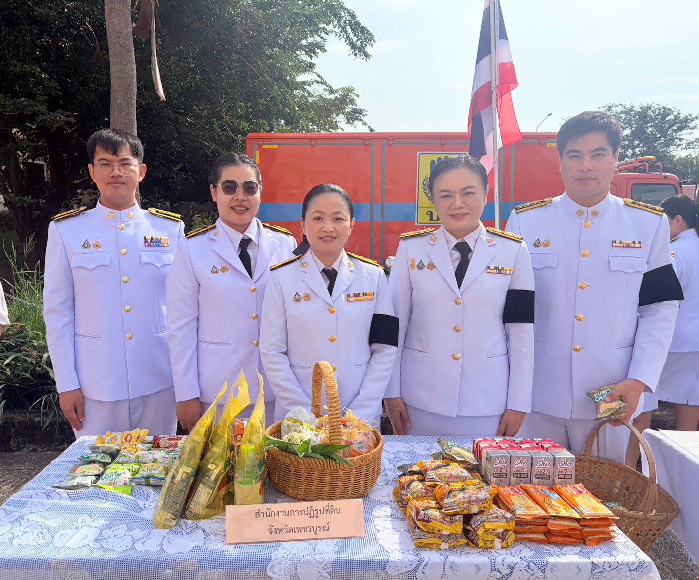 title -  สำนักงานการปฏิรูปที่ดินจังหวัดเพชรบูรณ์ เข้าร่วมพิธีวางพวงมาลา และทำบุญตักบาตรถวายเป็นพระราชกุศล เนื่องในวันนวมินทรมหาราช ประจำปี 2569 